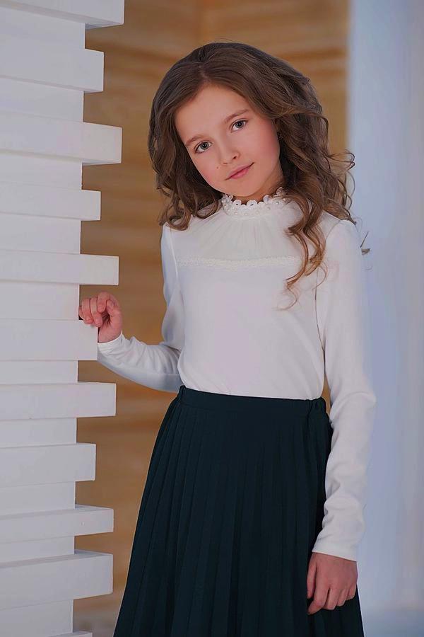 Блузка школьная трикотажная молочная